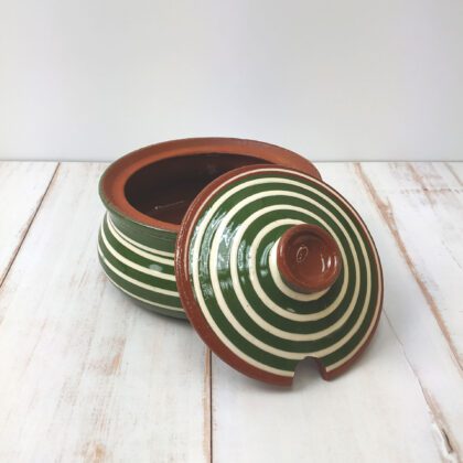 Obrazek przedstawia: bułgarska cukiernica ceramiczna, zielona ze wzorem białej spirali. Oryginalna bułgarska ceramika, ręczna robota.