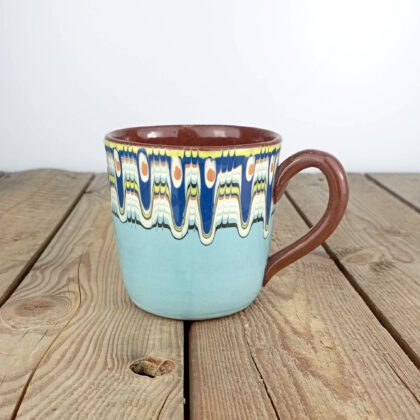Gliniana filiżanka-kubek 300ml, błękitna z wielobarwnym ludowym wzorem. Kubek ręcznie malowany, oryginalna ceramika bułgarska.