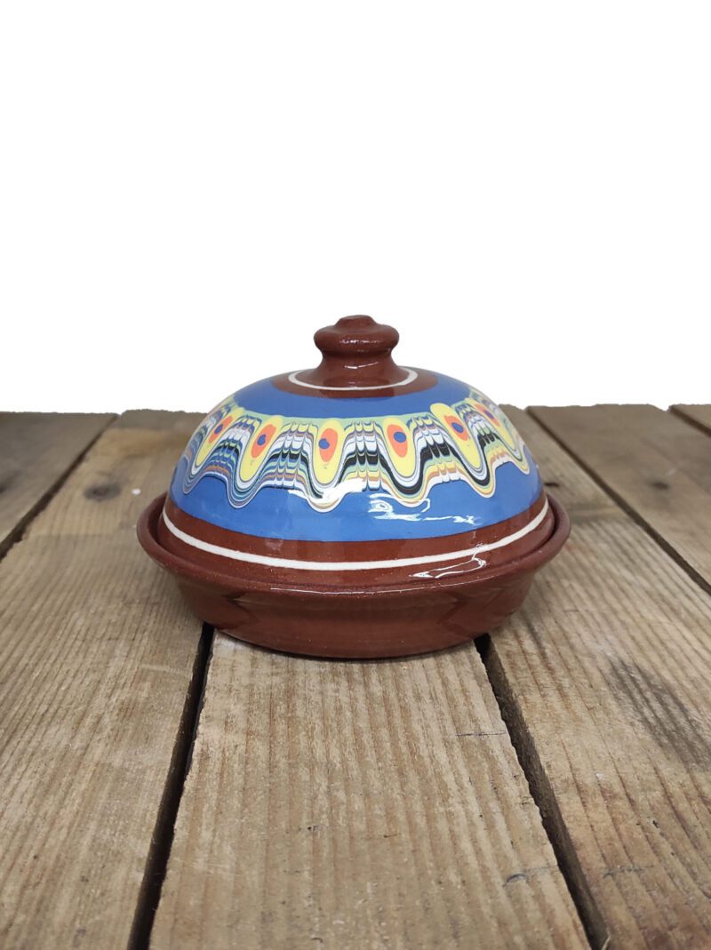 ---- Obrazek przedstawia: bułgarska maselniczka ceramiczna, niebieska z wielobarwnym wzorem. Oryginalna bułgarska ceramika, ręczna robota.