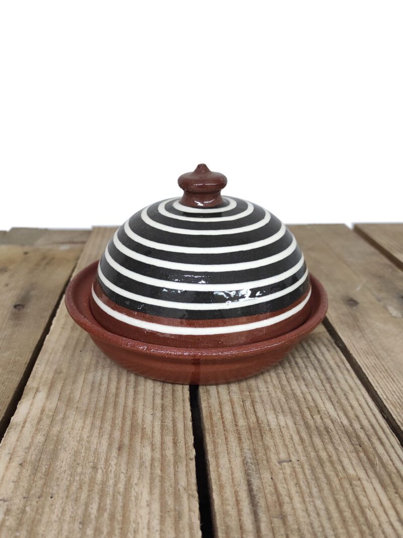 Obrazek przedstawia: bułgarska gliniana czarna maselniczka ceramiczna ze wzorem białej spirali. Oryginalna bułgarska ceramika, ręczna robota.