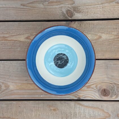 Obrazek przedstawia: bułgarska żaroodporna miseczka ceramiczna - o średnicy ok. 14cm i pojemności ok. 400ml. Zdobienie miski zostało wykonane w układzie koncentrycznym w czterech różnych kolorach (od wewnątrz): czarny, błękitny, biały, niebieski. Oryginalna ceramika bułgarska, produkt ręcznie wykonany i malowany.