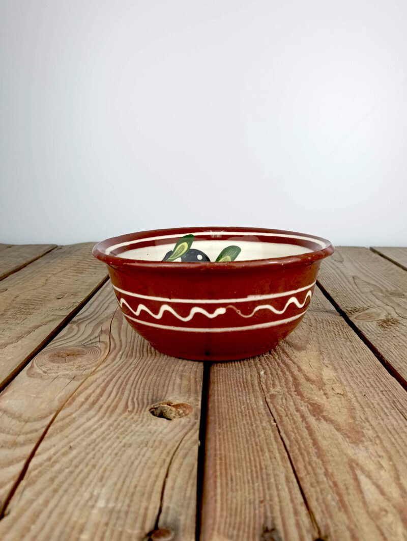 Obrazek przedstawia: bułgarska żaroodporna miseczka ceramiczna - o średnicy ok. 14cm i pojemności ok. 400ml. Biała ze wzorem oliwek. Oryginalna ceramika bułgarska, produkt ręcznie wykonany i malowany.