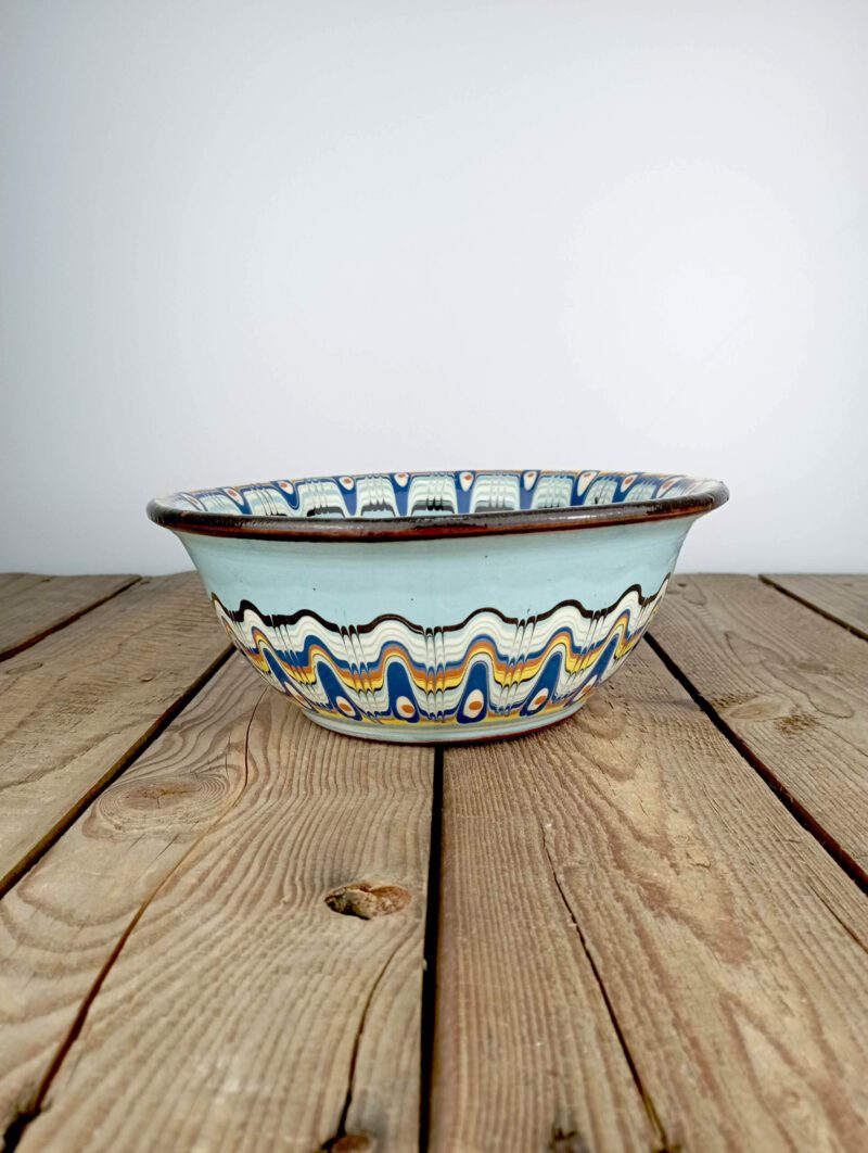 Obrazek przedstawia: bułgarska gliniana miska obiadowa - o średnicy ok. 20cm i pojemności ok. 0,95l. Błękitna z wielokolorowym ludowym wzorem. Oryginalna ceramika bułgarska, produkt ręcznie wykonany i malowany.