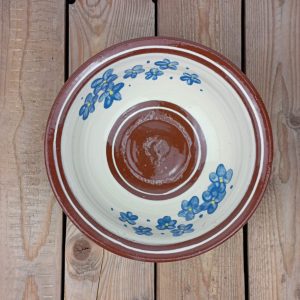 Obrazek przedstawia: bułgarska gliniana biała miska obiadowa - o średnicy ok. 20cm i pojemności ok. 0,95l, ze wzorem niebieskich kwiatów. Oryginalna ceramika bułgarska, produkt ręcznie wykonany i malowany.