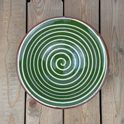 Obrazek przedstawia: bułgarska gliniana zielona miska obiadowa - o średnicy ok. 20cm i pojemności ok. 0,95l, ze wzorem białej spirali. Oryginalna ceramika bułgarska, produkt ręcznie wykonany i malowany.