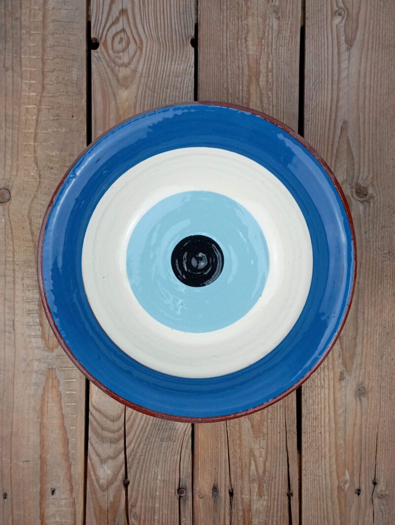 Obrazek przedstawia: bułgarska gliniana miska duża - o średnicy ok. 25cm i pojemności ok. 1,75l. Zdobienie miski zostało wykonane w układzie koncentrycznym w czterech różnych kolorach (od wewnątrz): czarny, błękitny, biały, niebieski. Oryginalna ceramika bułgarska, produkt ręcznie wykonany i malowany.