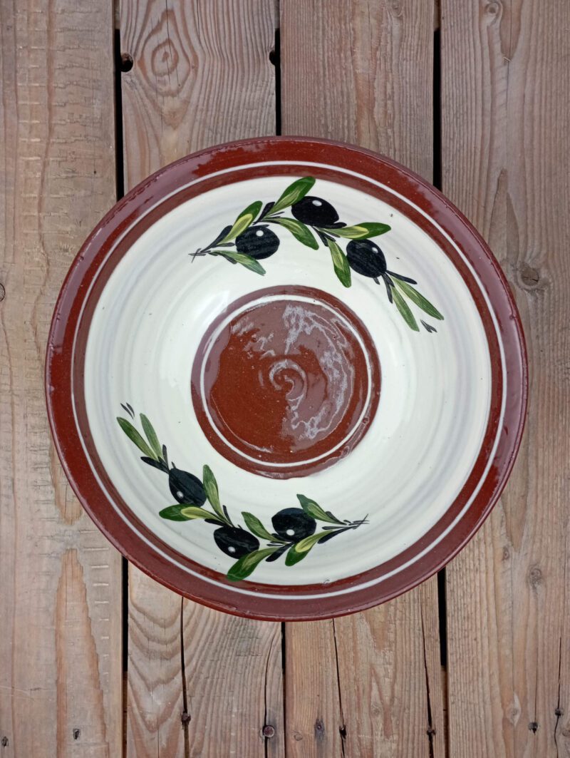 Obrazek przedstawia: bułgarska gliniana biała miska duża - o średnicy ok. 25cm i pojemności ok. 1,75l, ze wzorem oliwek. Oryginalna ceramika bułgarska, produkt ręcznie wykonany i malowany.