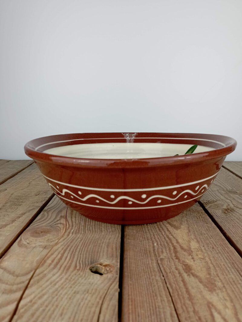 Obrazek przedstawia: bułgarska gliniana biała miska duża - o średnicy ok. 25cm i pojemności ok. 1,75l, ze wzorem oliwek. Oryginalna ceramika bułgarska, produkt ręcznie wykonany i malowany.