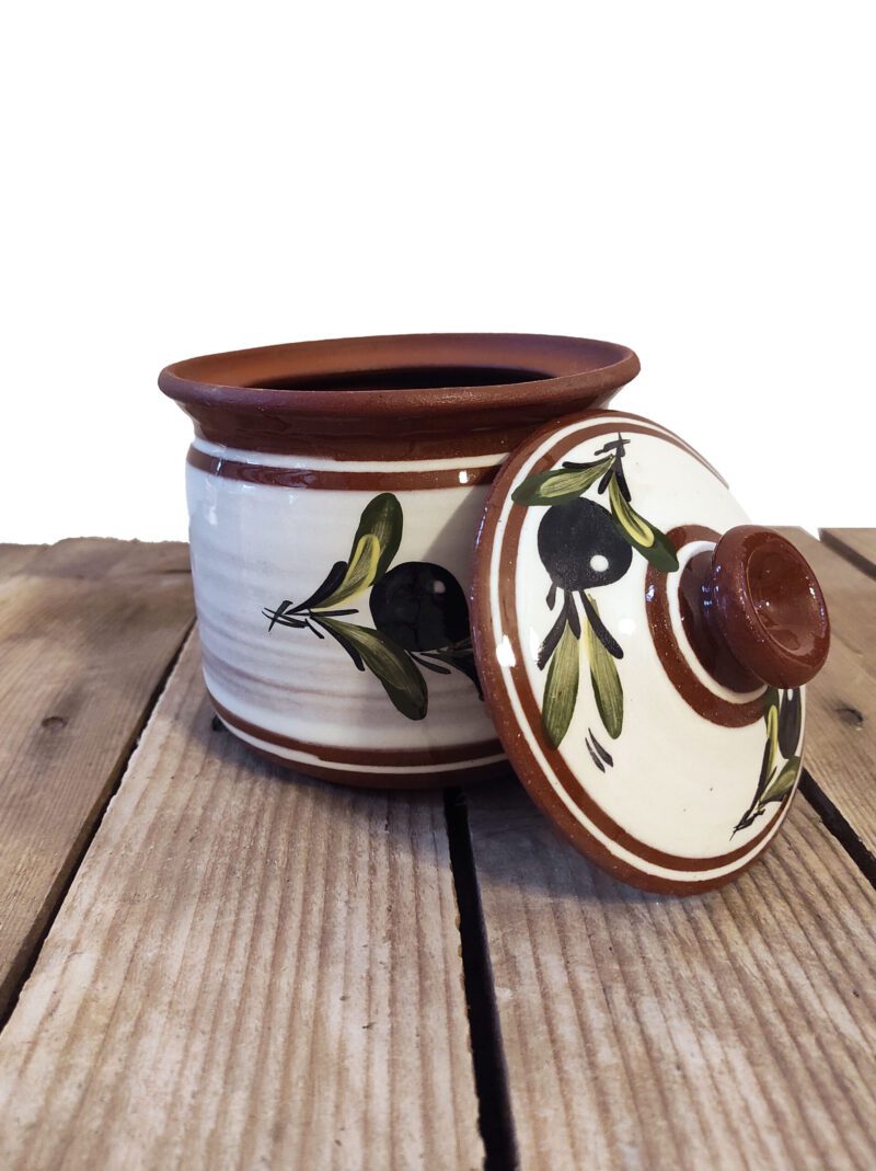 Obrazek przedstawia bułgarski pojemnik kuchenny ceramiczny z pokrywką biały ze wzorem oliwek. Oryginalna bułgarska ceramika, ręczna robota.