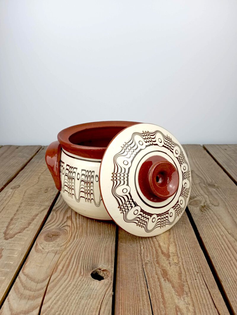 Mały garnek gliniany 1,5l ASEN biały/kremowy z brązowym/czarnym ludowym wzorem. Garnek ręcznie malowany, oryginalna ceramika bułgarska.