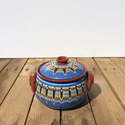 Mały garnek gliniany 2l ASEN niebieski z kolorowym ludowym wzorem. Garnek ręcznie malowany, oryginalna ceramika bułgarska.