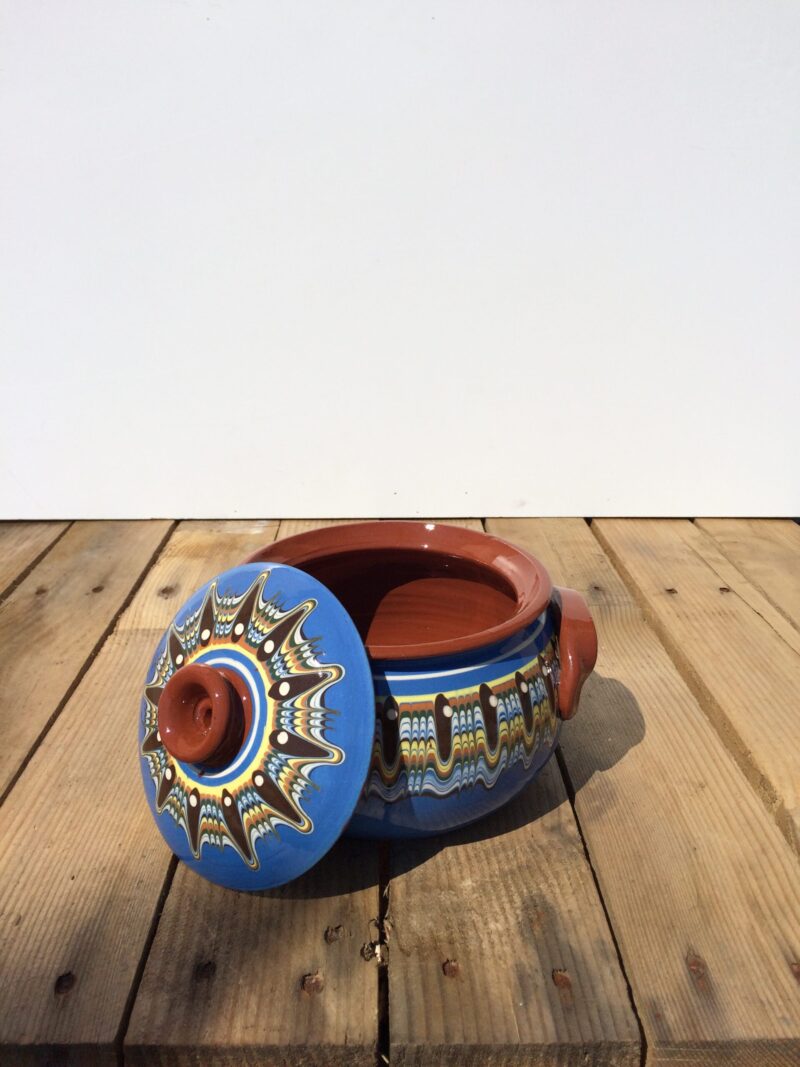 Mały garnek gliniany 2l ASEN niebieski z kolorowym ludowym wzorem. Garnek ręcznie malowany, oryginalna ceramika bułgarska.