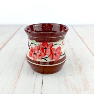 Bułgarski mały kubek gliniany o pojemności około 280ml, biały/kremowy ze wzorem czerwonych kwiatów. Kubek ręcznie malowany, oryginalna ceramika bułgarska.