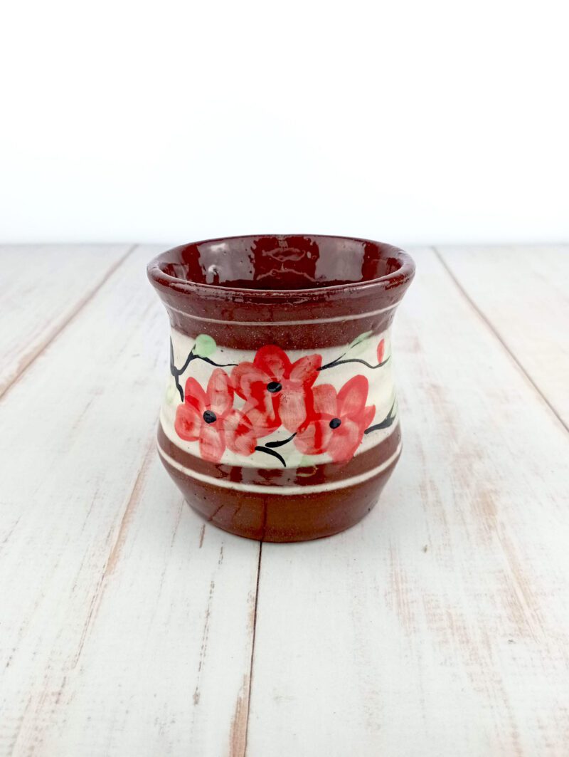 Bułgarski mały kubek gliniany o pojemności około 280ml, biały/kremowy ze wzorem czerwonych kwiatów. Kubek ręcznie malowany, oryginalna ceramika bułgarska.