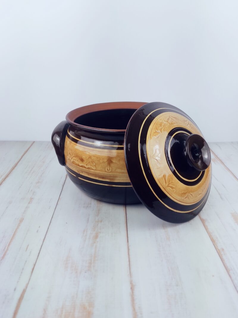 Obrazek przedstawia: bułgarski gliniany garnek o pojemności 5litrów, brązowy z jasnym grawerowanym pasem. Oryginalna ceramika bułgarska, ręcznie robiony.